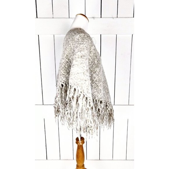 Vintage thick wool knit fringe ponch - Picture 4 of 5